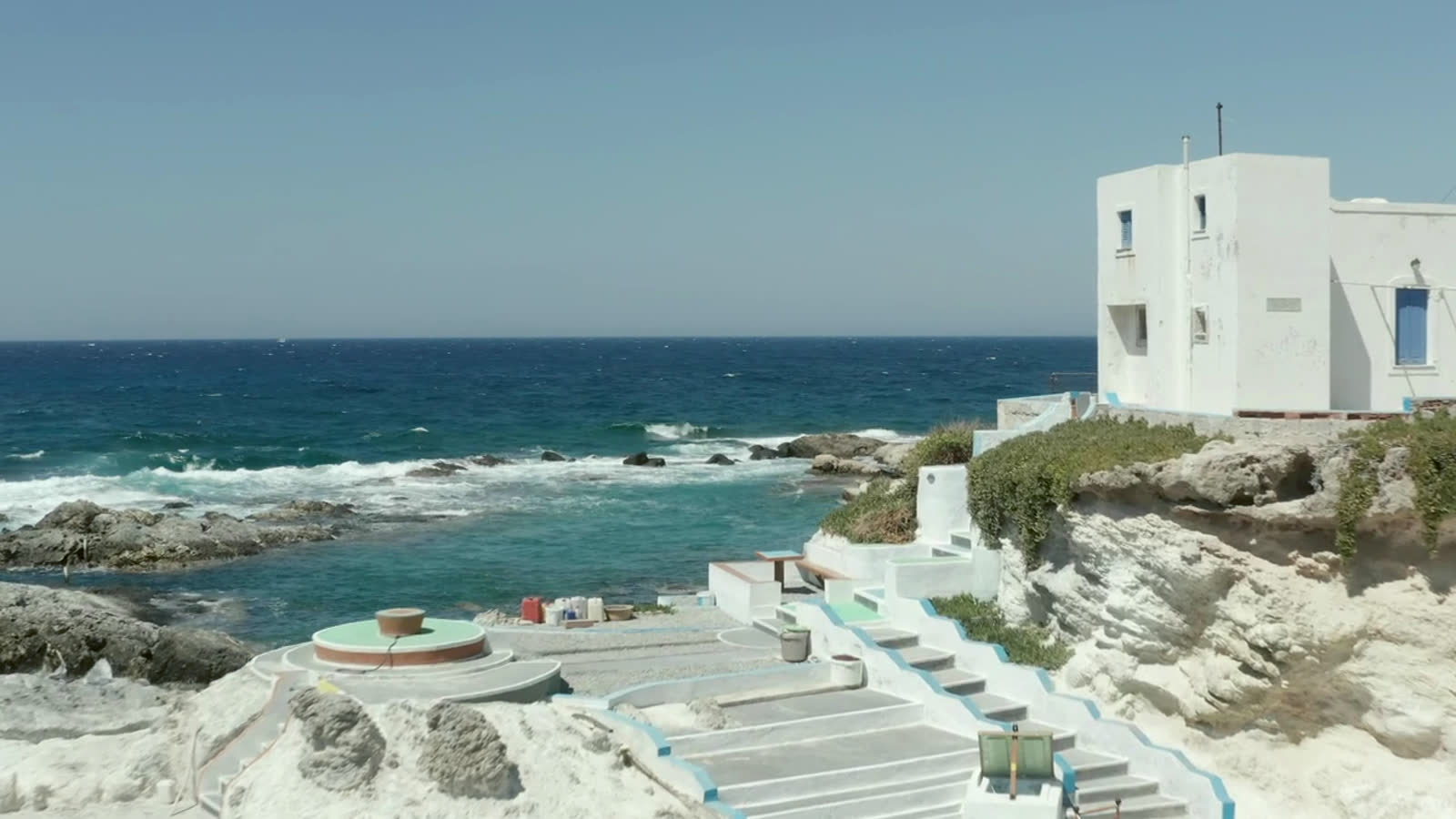 White volumes stepping down to the water